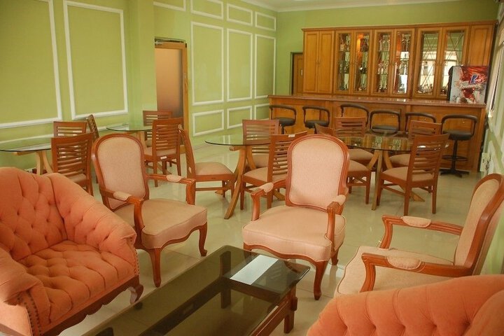 Lounge 20 of 40