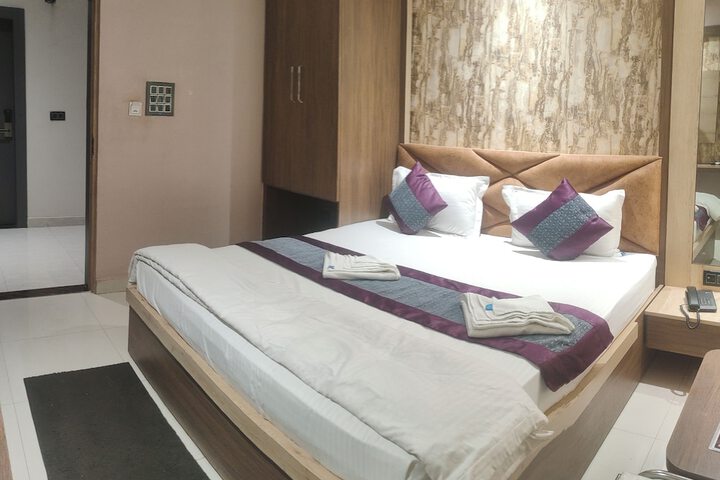 Room 2 of 10