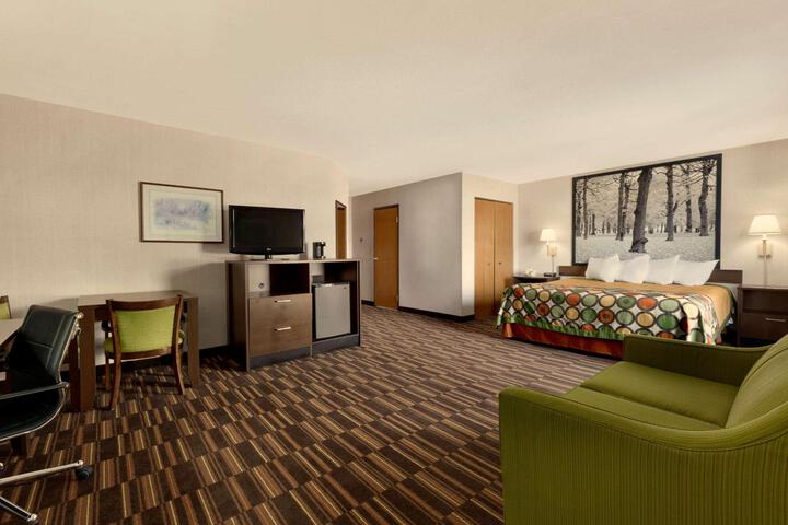 1 King Bed (3 of 5)