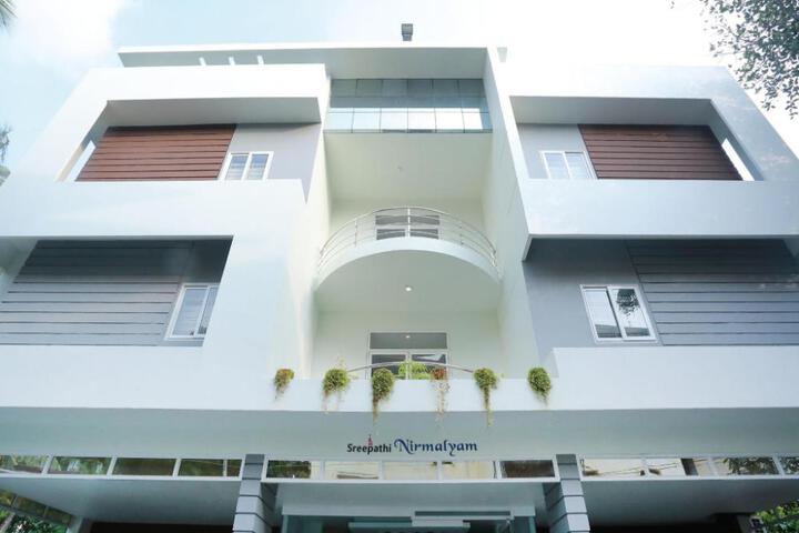 OYO 13937 Sreepathi Nirmalyam