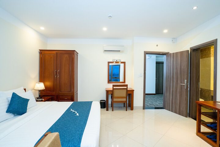 Room 9 of 80