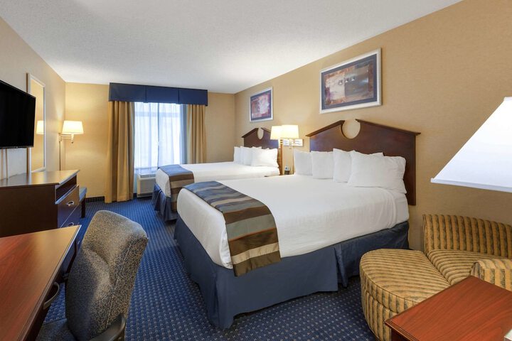 2 Queen Beds (2 of 7)