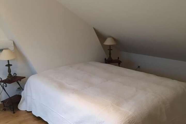 Room 4 of 8