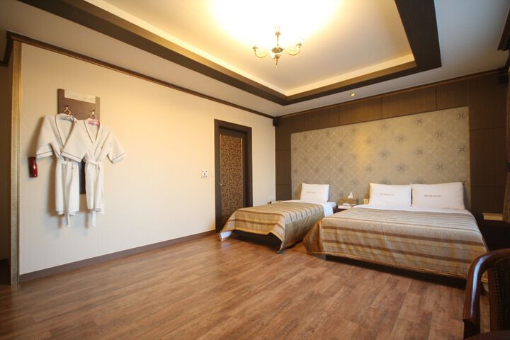 Room 7 of 19