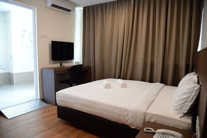 Room 4 of 33