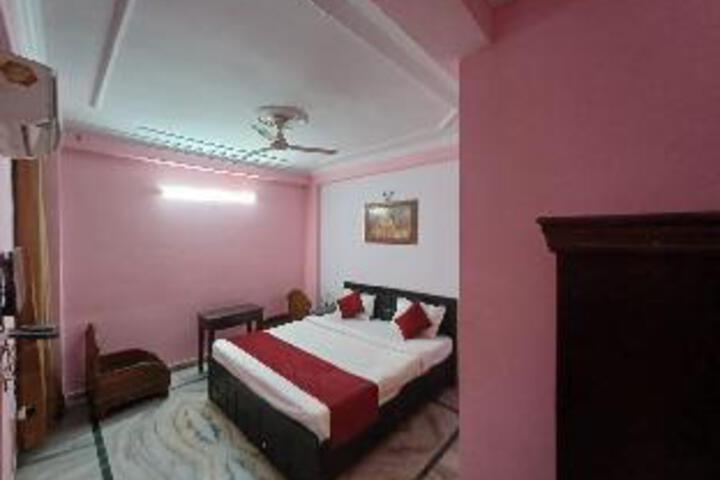 Room 8 of 9