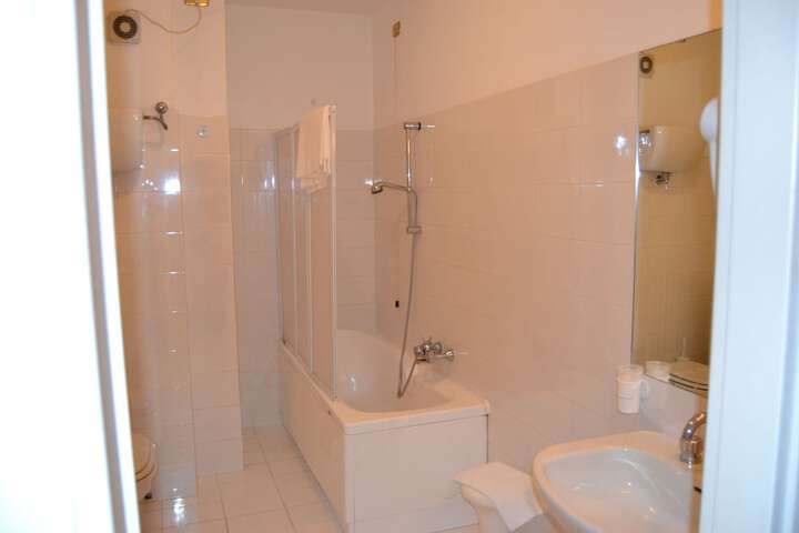 Room 16 of 36
