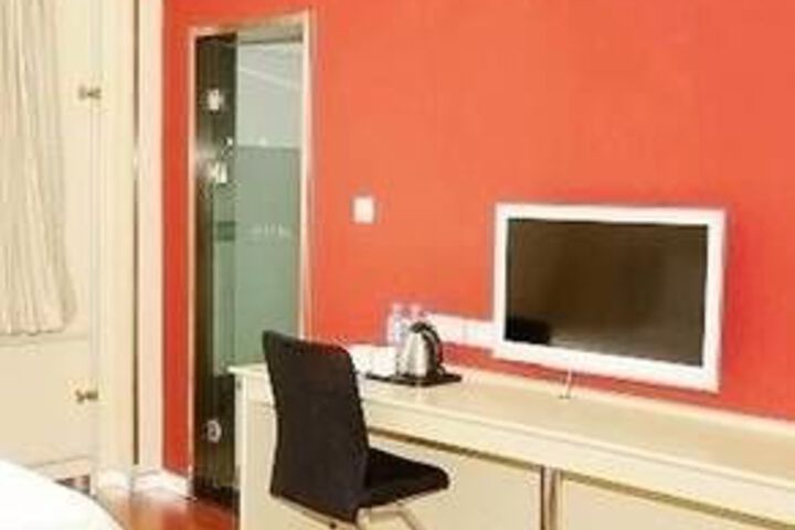 Room 6 of 17