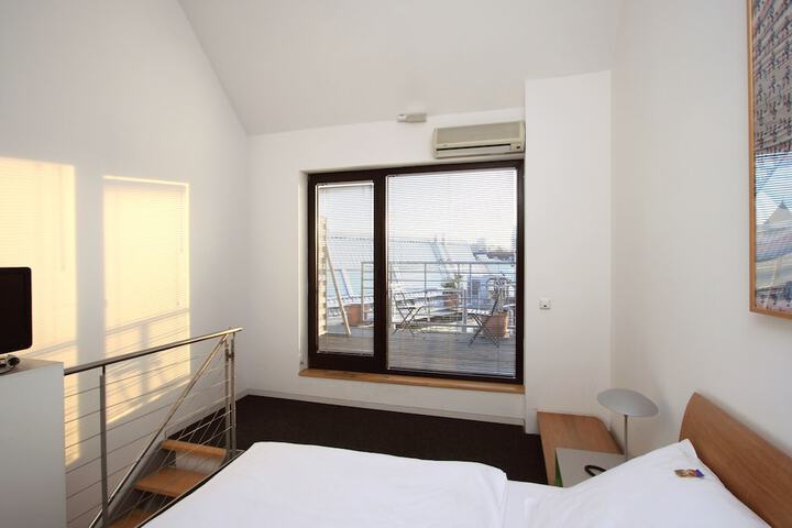 Room 32 of 76