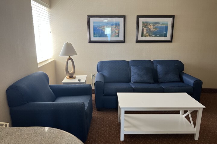 Lounge 92 of 153