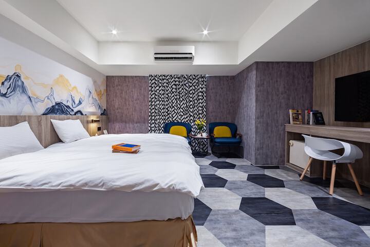 Room 9 of 16