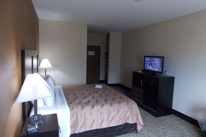 1 King Bed Business Room (3 of 24)