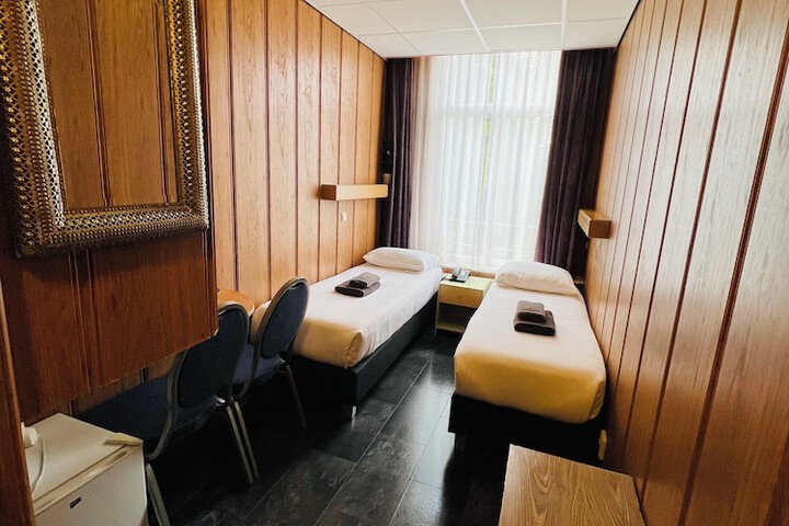 Room 10 of 37