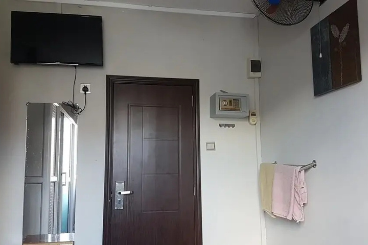 Room 8 of 11