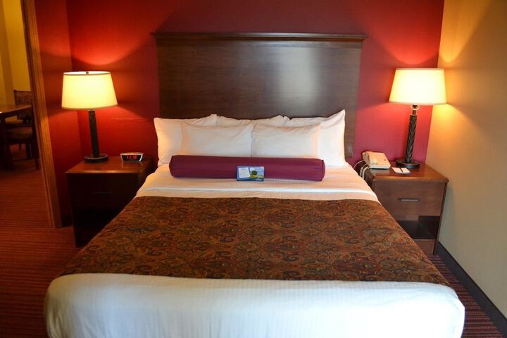 1 Queen Bed (5 of 21)