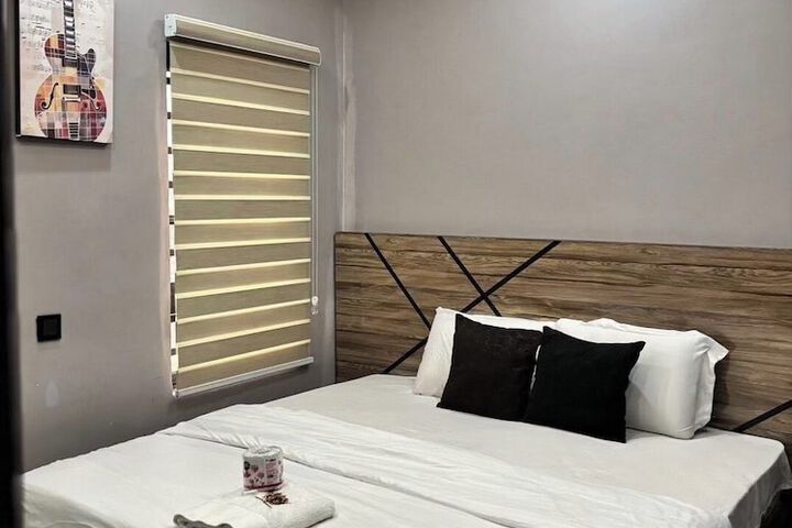 Room 4 of 28