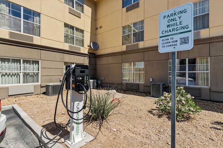 Electric vehicle charging station