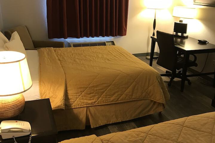 2 Queen Beds (6 of 13)