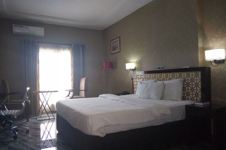 Room 4 of 39
