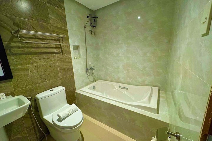 Room 8 of 12