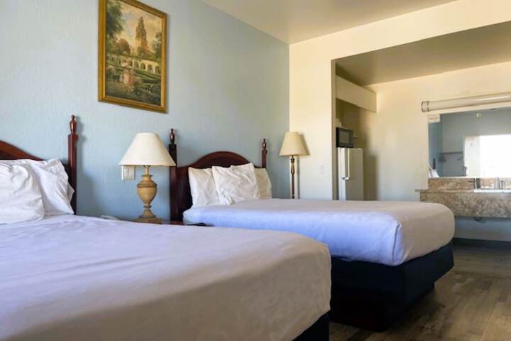 2 Queen Beds (10 of 10)