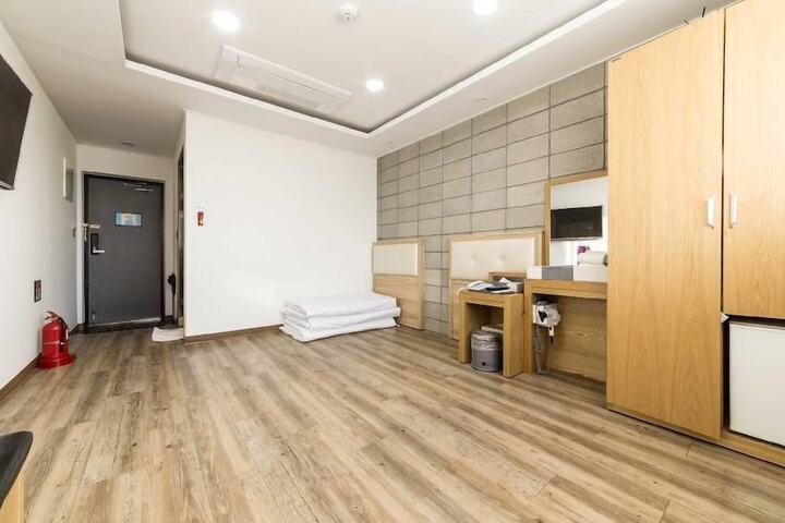 Room 16 of 29