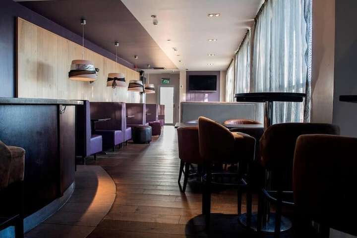 Lounge 23 of 28