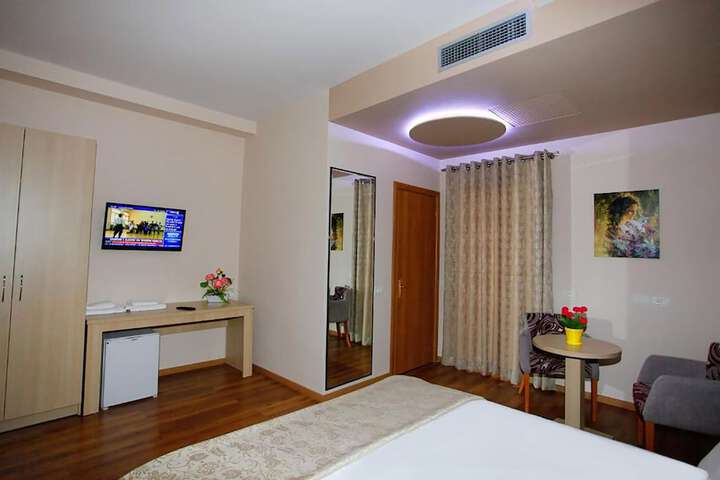 Room 3 of 71