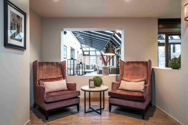 Lounge 31 of 86