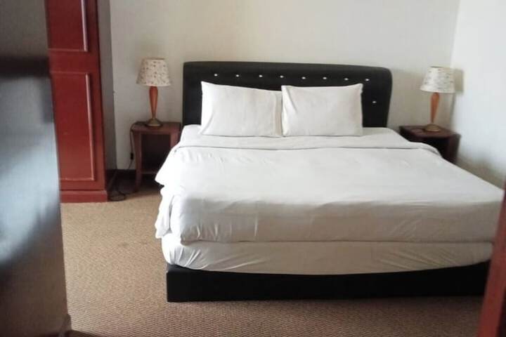 Room 11 of 28
