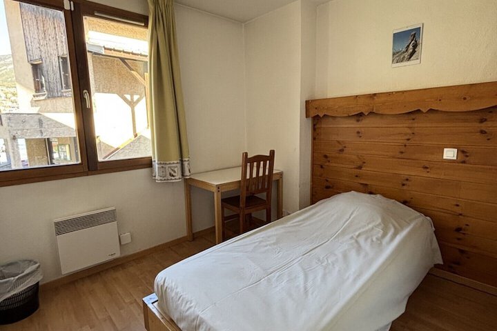 Room 5 of 10