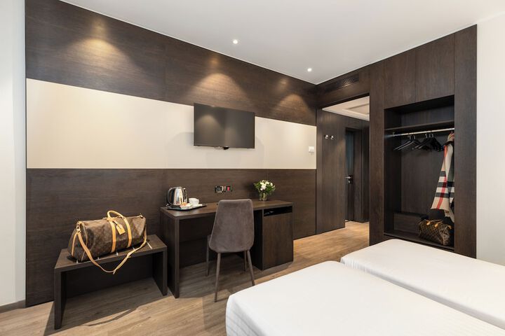 Room 14 of 76
