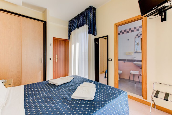 Room 16 of 76