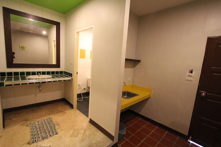 Room 28 of 49