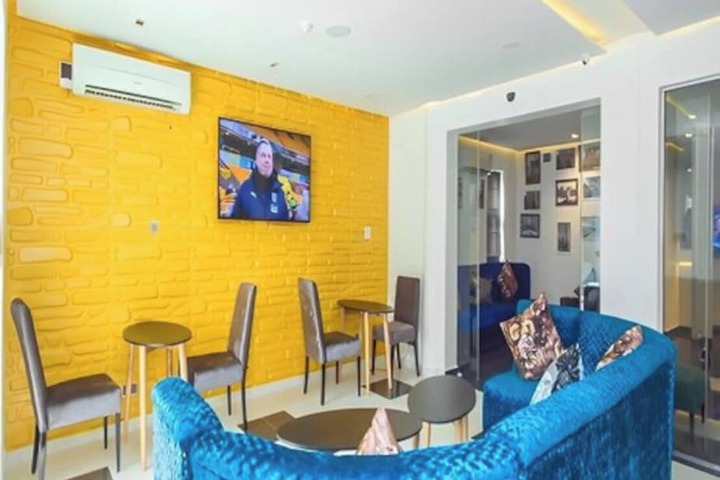 Lounge 9 of 24