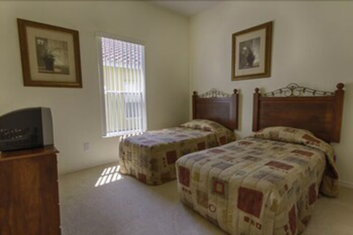 Room 13 of 18