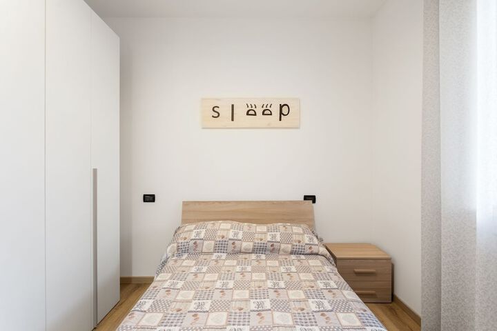 Room 9 of 25