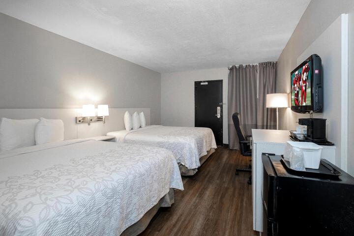 2 Queen Beds (3 of 8)