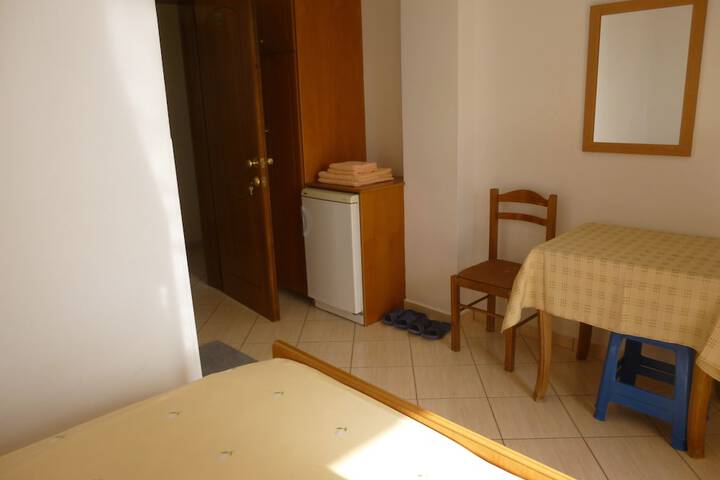 Room 8 of 33