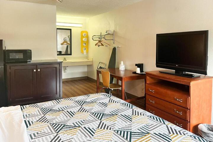 1 King Bed Micfridge (3 of 5)