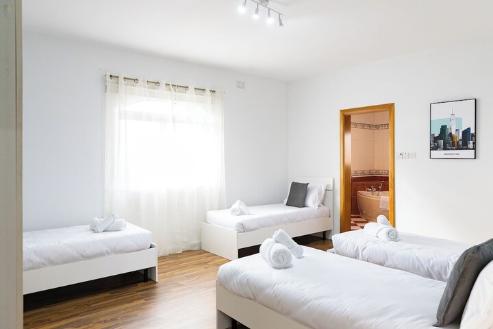 Room 5 of 8