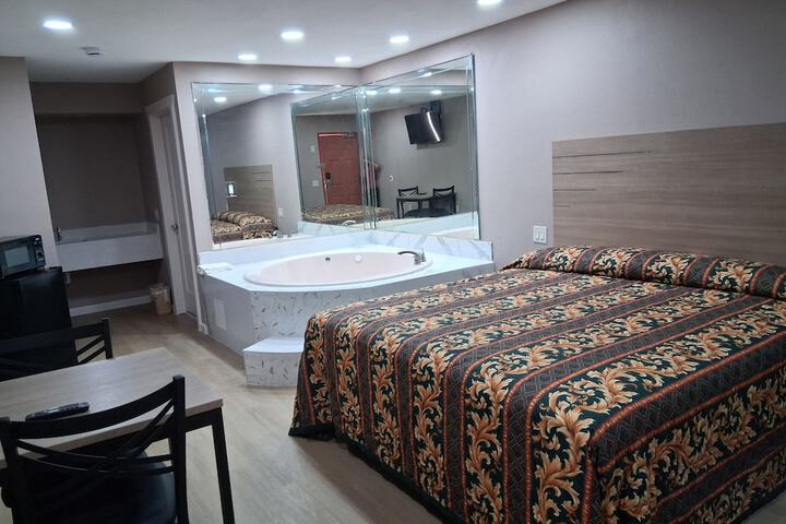 Room 7 of 16
