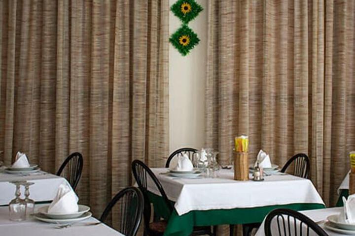 Dining 4 of 8