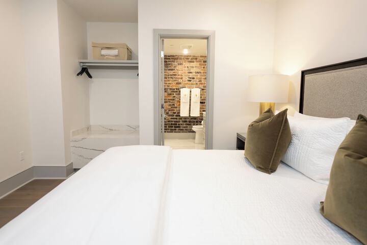 Room 102 of 371