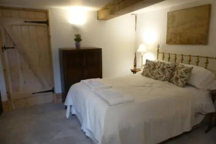 Room 4 of 8