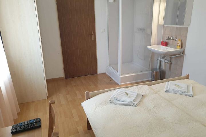 Room 7 of 28