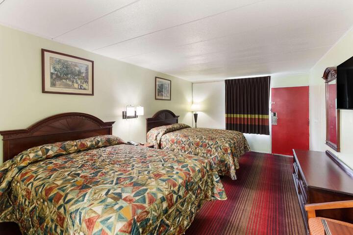 1 Queen Bed (8 of 10)