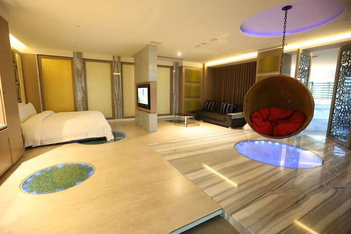 Room 33 of 78