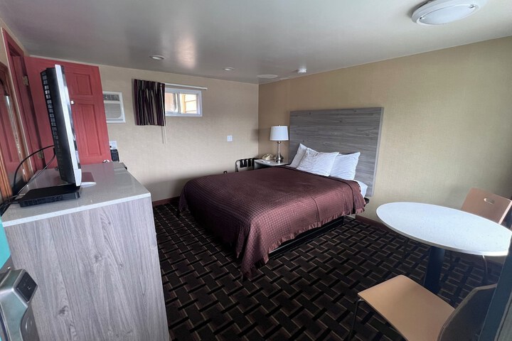 1 Queen Bed (17 of 18)