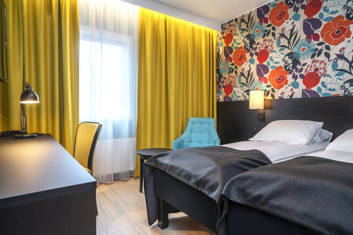 Room 16 of 80